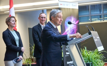 Minister Champagne speaking on a podium about Government of Canada's Quantum Strategy